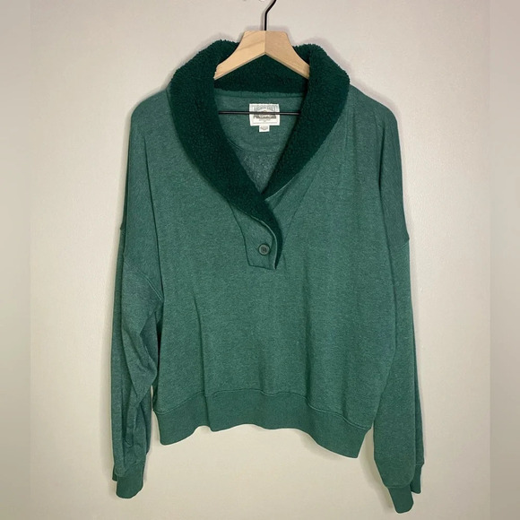 American Eagle Outfitters Tops - American Eagle Green sweatshirt XL Sherpa collar Super Soft Goblin‎ Gremlincore